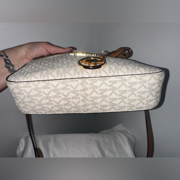 Michael Kors crossbody bag! - Picture 6 of 8